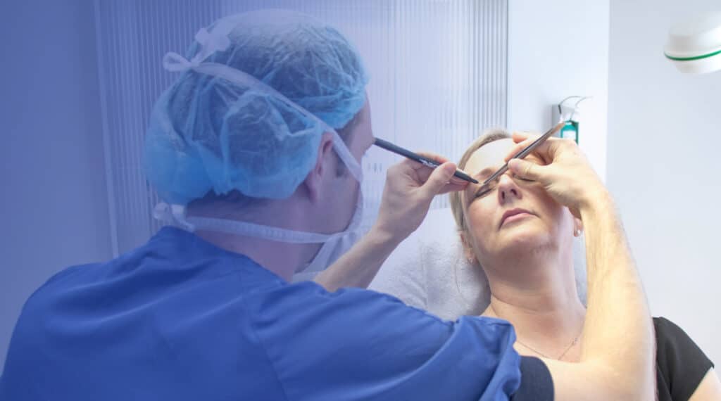 Een patient wordt behandeld in een van onze Eyelift klinieken